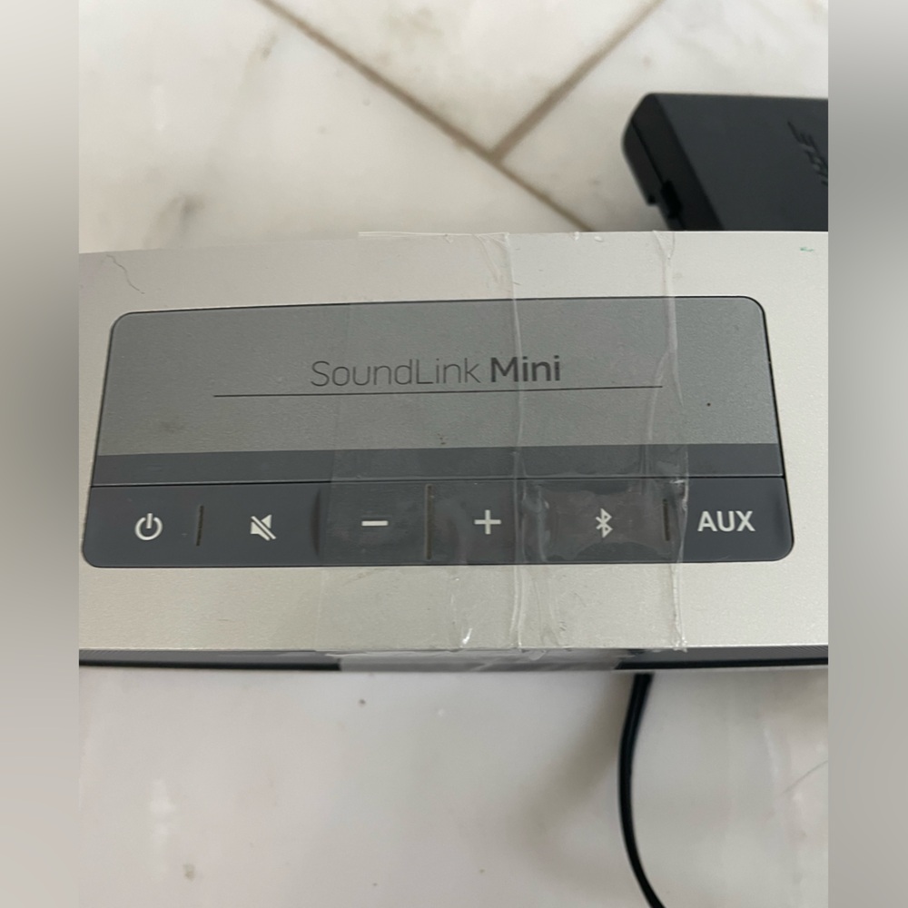 Bose Sound Link Mini Bluetooth speaker with charging cradle tested and works - Picture 2 of 5